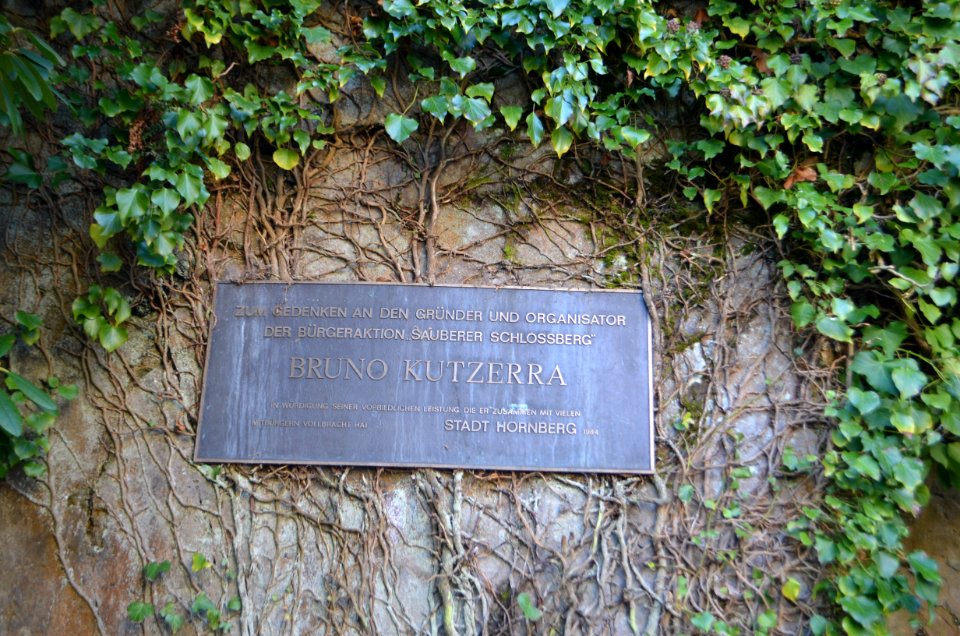Burg Hornberg, Gedenktafel Bruno Kutzerra