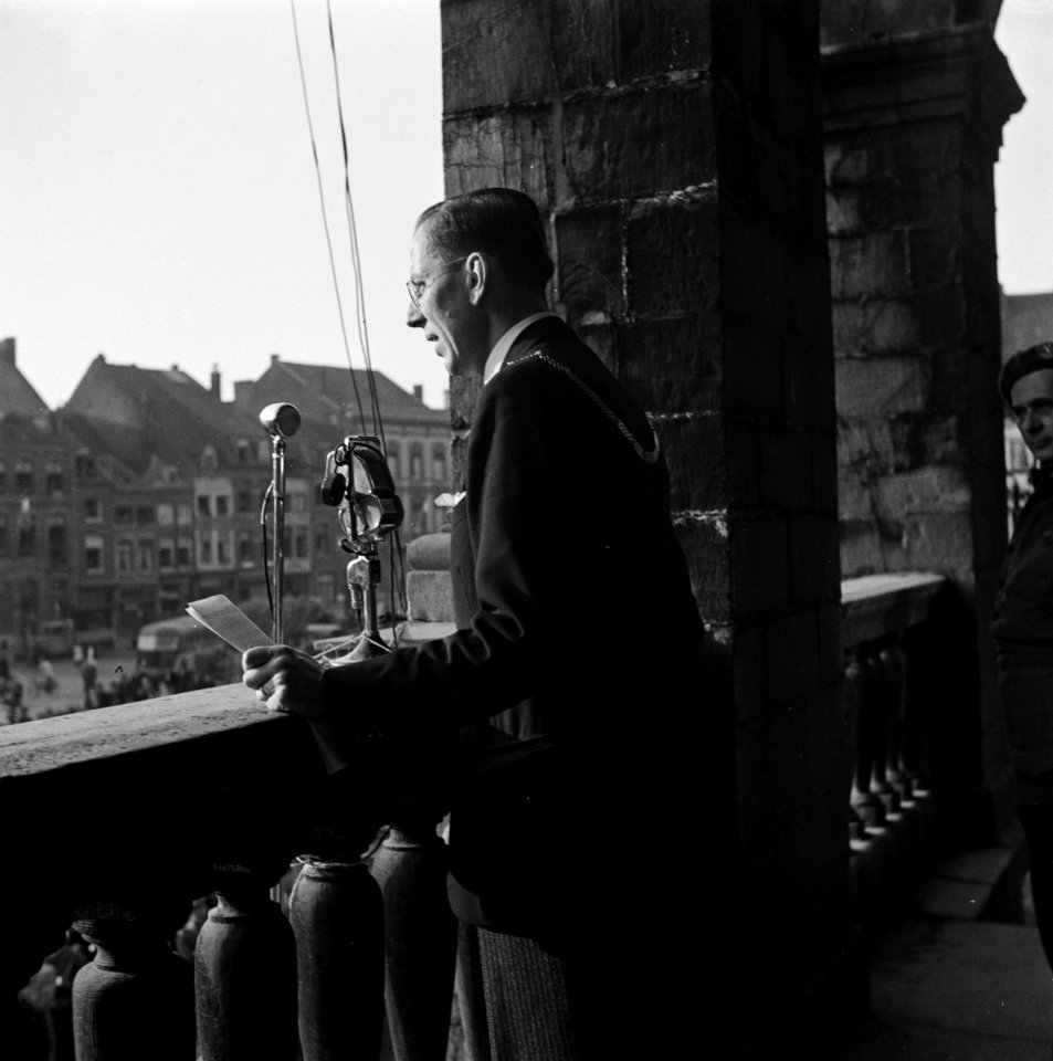 Burgemeester van Maastricht, baron Michiels van Kessenich tijdens een toespraak , Bestanddeelnr 900-4132