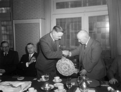 Burgemeester van Herkingen biedt elf burgemeesters gedenkborden aan, Bestanddeelnr 906-3467