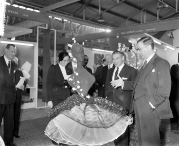 Burgemeester Van Hall opent de negende textielbeurs in het RAIgebouw, rondgang l, Bestanddeelnr 910-1199