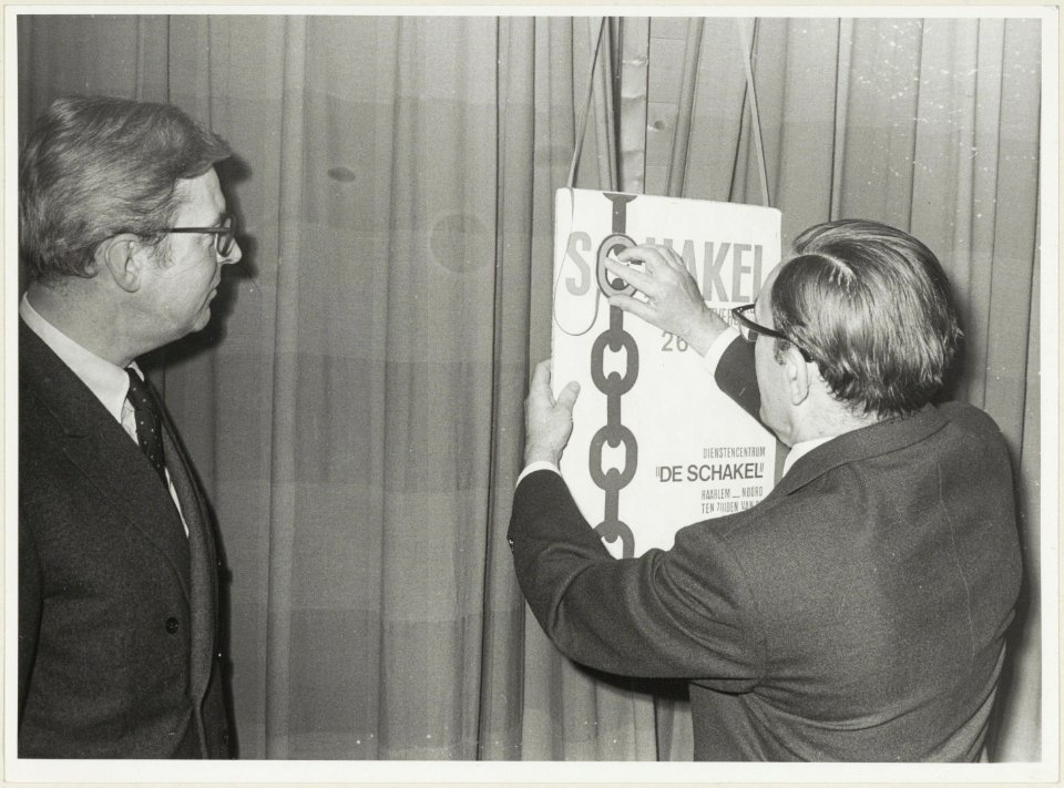 Burgemeester L. de Gou opent dienstencentrum De Schakel aan de Schoterweg 83, hoek Pijnboomstraat., NL-HlmNHA 54003684