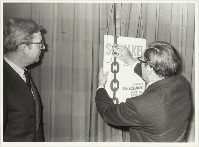 Burgemeester L. de Gou opent dienstencentrum De Schakel aan de Schoterweg 83, hoek Pijnboomstraat., NL-HlmNHA 54003684