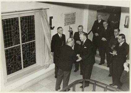 Burgemeester M.A.Reinalda neemt een glas-in-loodraam in ontvangst, geschonken door de gemeente Venray. NL-HlmNHA 54004779