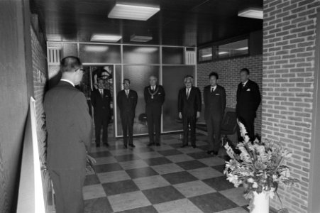 Burgemeester Ivo Samkalden met directieleden van de Japanse bank bij de opening, Bestanddeelnr 925-6723