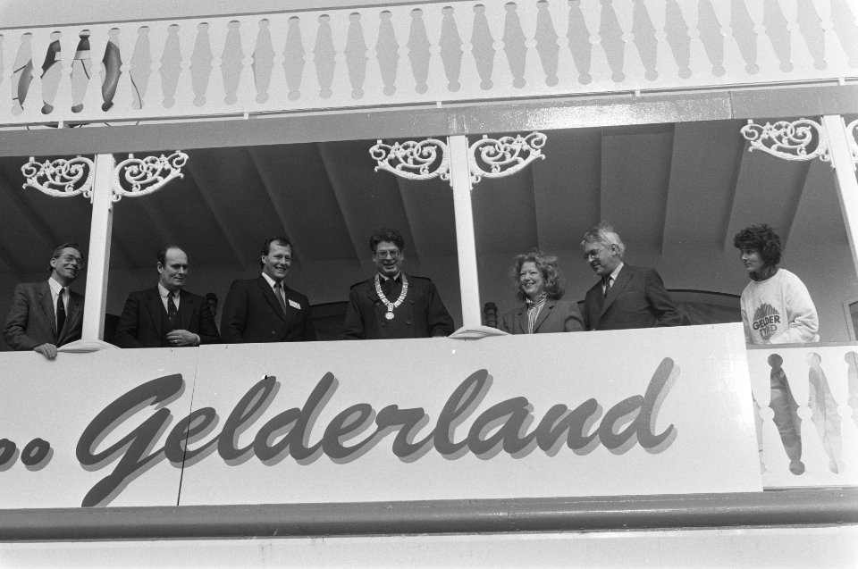 Burgemeester Van Thijn van Amsterdam opent tentoonstelling op Mississippi, Queen, Bestanddeelnr 933-9436