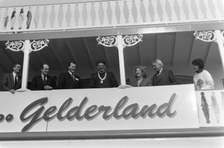 Burgemeester Van Thijn van Amsterdam opent tentoonstelling op Mississippi, Queen, Bestanddeelnr 933-9436