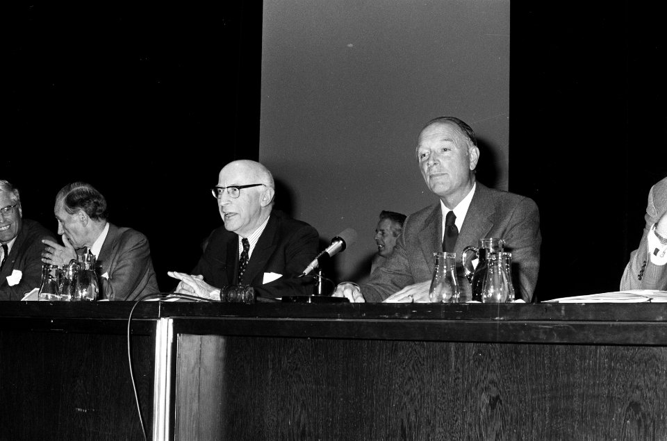 Burgemeester van Amsterdam Samkalden (links) en voorzitter van de VNG Roelen, bu, Bestanddeelnr 927-9692