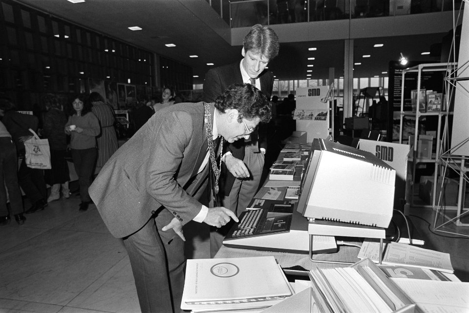 Burgemeester Van Thijn en wethouder Wolffensperger bij computer op onderwijstent, Bestanddeelnr 932-8788