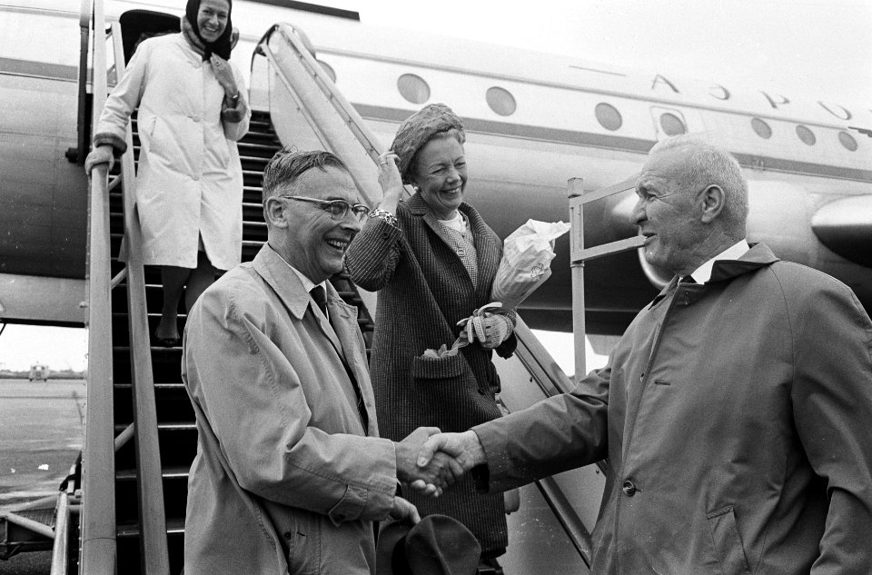 Burgemeester Van Hall en echtgenote naar Rusland vertrokken, rechts ambassadeur , Bestanddeelnr 917-8771