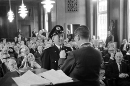 Burgemeester van Hall reikt Koninklijke onderscheidingen uit in het stadhuis te , Bestanddeelnr 911-1988