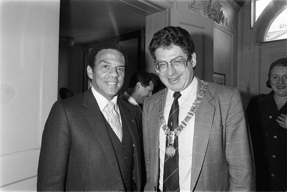 Burgemeester Van Thijn ontvangt Anrew Young , burgemeester van Atlanta, Bestanddeelnr 932-9363