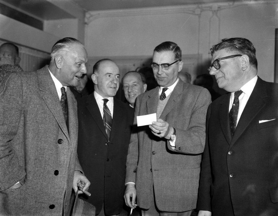 Burgemeester Van Hall verricht loting intertoto-finale, Bestanddeelnr 913-7424