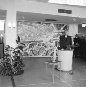 Burgemeester mr G E van Walsum opent nieuw Shellgebouw te Rotterdam, Bestanddeelnr 911-4982