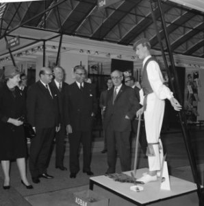 Burgemeester Van Hall tijdens de openingsrondgang van de Herenmodebeurs in de RA, Bestanddeelnr 914-2627