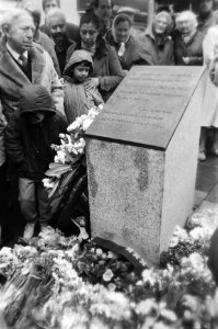 Burgemeester Van Thijn onthult op het Hekelveld in Amsterdam een monument voor A, Bestanddeelnr 933-3156