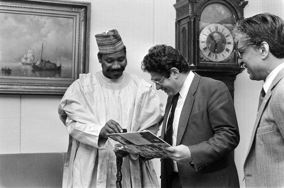 Burg. Van Thijn ontvangt dhr. Garba (Nigeriaans ambass.) bij de VN burgemeester, Bestanddeelnr 933-1375