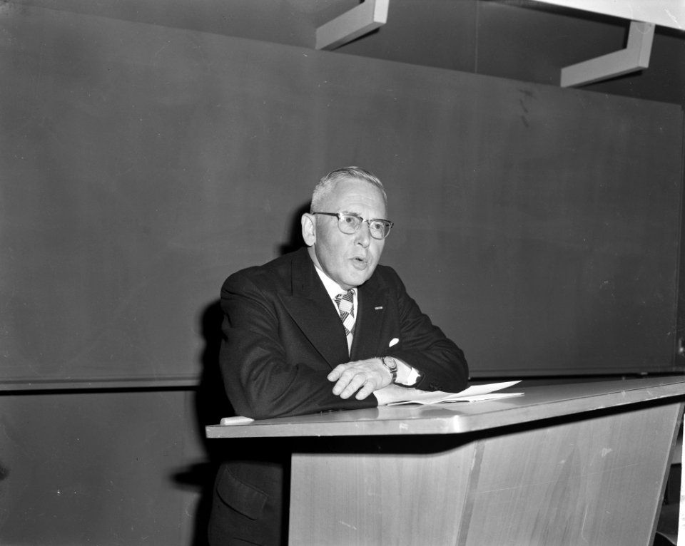 Burgemeester van Hall stelt de nieuwe collegezaal voor de Universiteit in Amster, Bestanddeelnr 914-3943