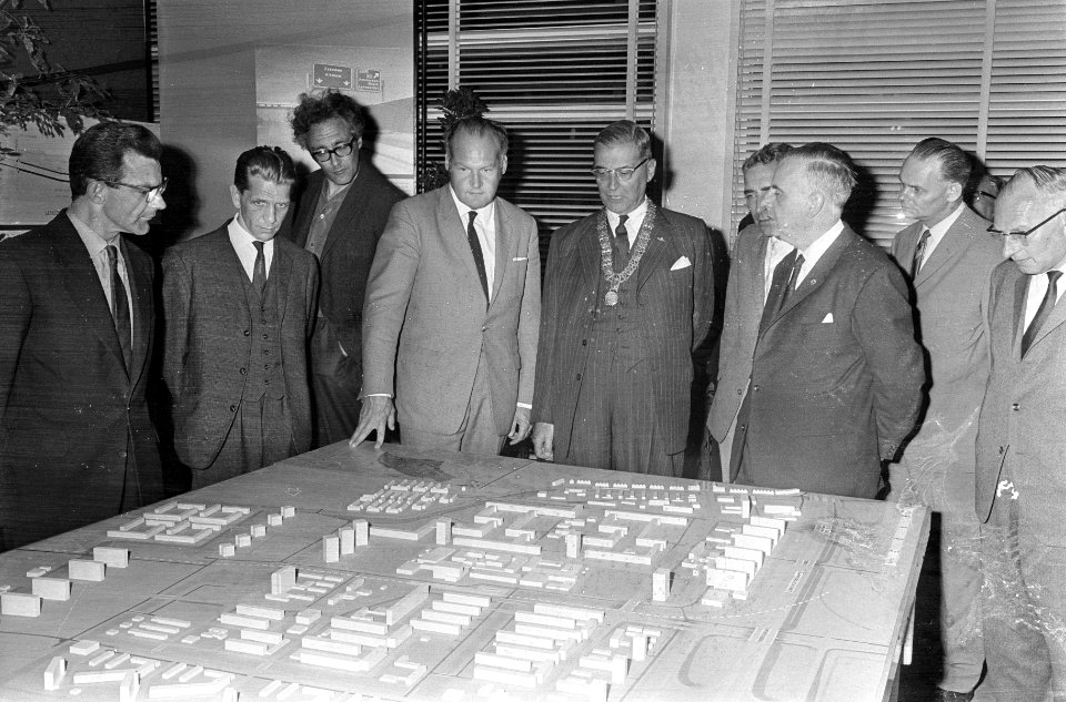 Burgemeester Van Hall opende tentoonstelling in de Orion-school in Tuindorp Oost, Bestanddeelnr 919-2407