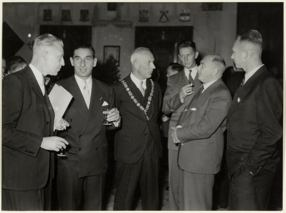 Burgemeester Mr. P.O.F.M. Cremers in gesprek met de op het stadhuis ontvangen deelnemers aan de Internationale Sportconferentie. NL-HlmNHA 54004108