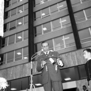 Burgemeester Van Hall nieuwe gebouw van NVV geopend in Slotermeer, Van Hall krij, Bestanddeelnr 917-0757