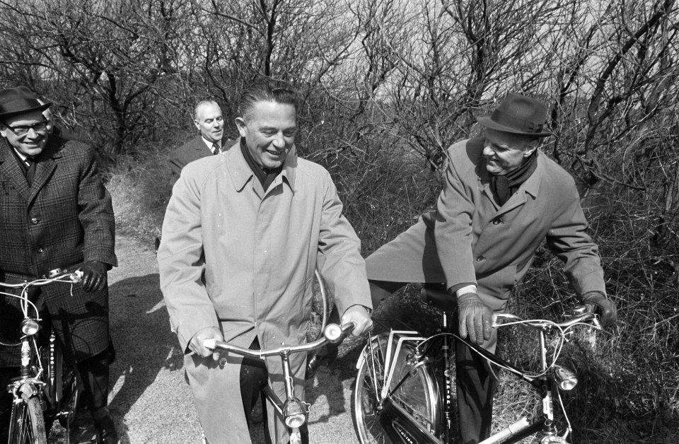 Burgemeester V.G.M. Marijnen van den Haag rijdt nieuw fietsroute aan Westzijde v, Bestanddeelnr 922-2596