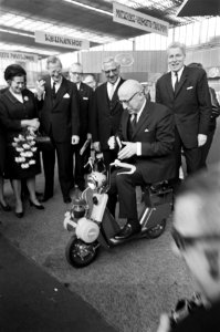 Burgemeester Samkalden opende tweewielertentoonstelling in de RAI. Burgemeester , Bestanddeelnr 921-1126