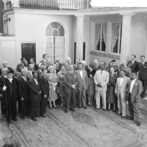 Burgemeester Van Hall ontvangt in de ambtswoning leden Suriname en Antilliaanse , Bestanddeelnr 911-2795