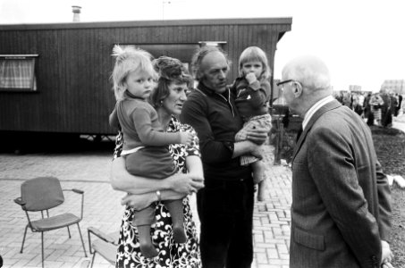 Burgemeester Ivo Samkalden 1912-1995 in gesprek met enkele bewoners, Bestanddeelnr 927-8940