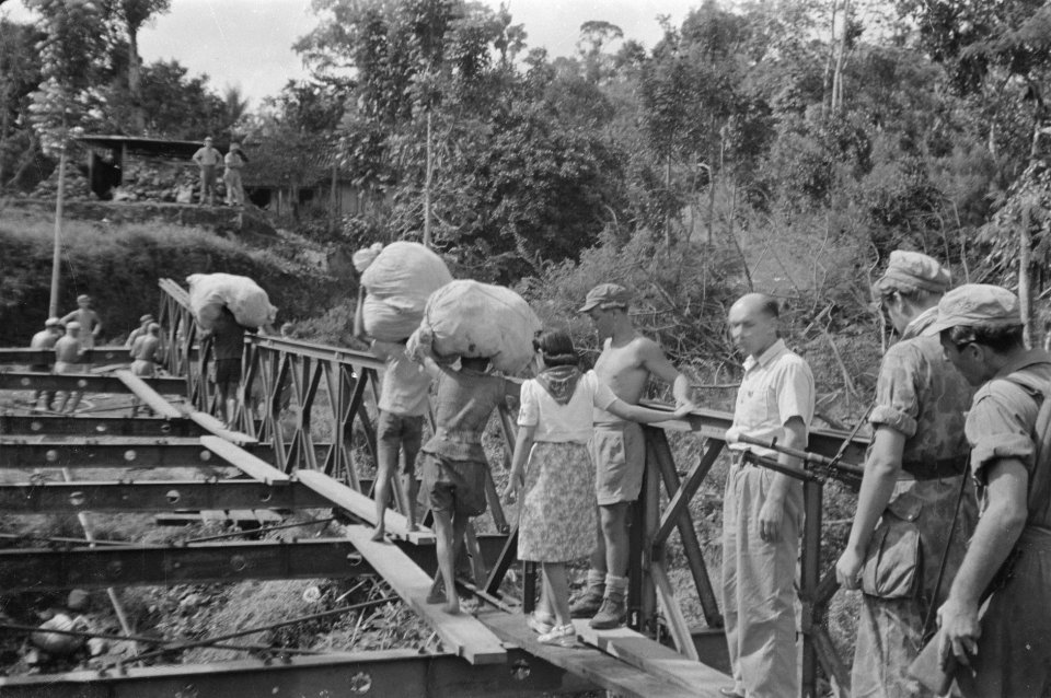 Brug bij Ladjan Bij Ladjan werd door de genie uit Salatiga een Baileybrug geleg, Bestanddeelnr 443-2-5