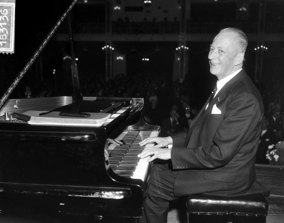 Burgemeester van Utrecht C.J.A. de Ranitz tijdens een piano-recital, Bestanddeelnr 918-3136