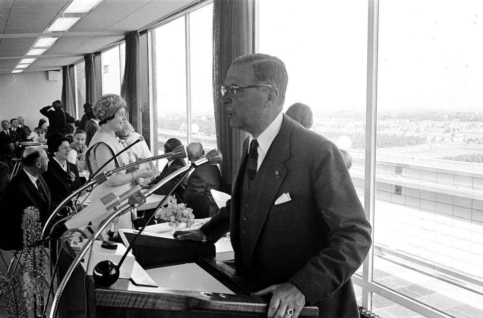 Burgemeester Van Hall in Amsterdam het Europahuis geopend burgemeester Van Hallt, Bestanddeelnr 916-5329