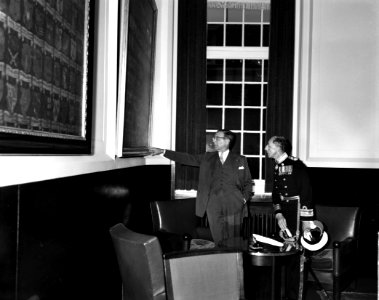 Burgemeester Van Hall ontving op het stadhuis Rear Admiral Twiss van het convooi, Bestanddeelnr 914-4782