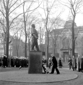 Burgemeester legt krans bij Februari Staking Standbeeld, Bestanddeelnr 905-5710
