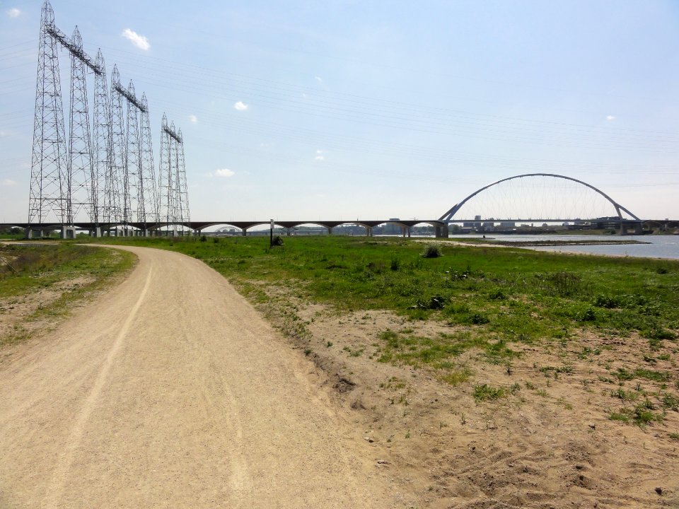 Brug De Oversteek en hoogspanningsmasten op Stadseiland Nijmegen 02