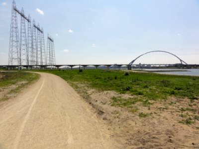 Brug De Oversteek en hoogspanningsmasten op Stadseiland Nijmegen 02