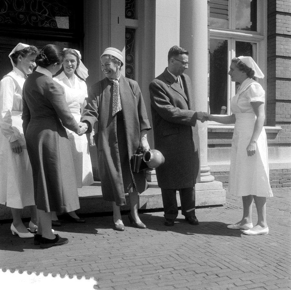 Burgemeester G. van Hall verlaat Boerhaavekliniek, Bestanddeelnr 908-6563