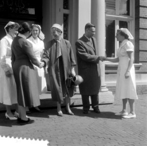 Burgemeester G. van Hall verlaat Boerhaavekliniek, Bestanddeelnr 908-6563