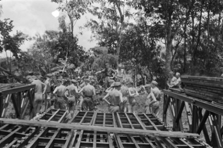 Brug bij Ladjan Bij Ladjan werd door de genie uit Salatiga een Baileybrug geleg, Bestanddeelnr 443-3-1