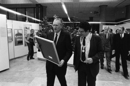 Burgemeester Van Thijn heropent regiohoofdkantoor Verenigde Spaarbank , links vo, Bestanddeelnr 933-1109