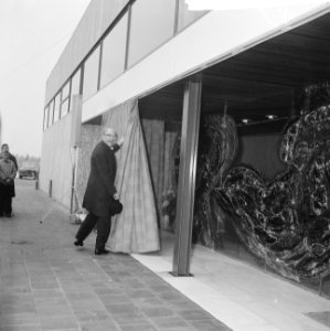 Burgemeester Van Hall nieuwe gebouw van NVV geopend in Slotermeer, Van Hall krij, Bestanddeelnr 917-0756