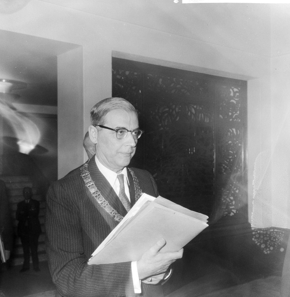 Burgemeester Van Hall benoemd tot ambtenaar van de Burgelijke Stand, Bestanddeelnr 918-6415