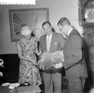 Burgemeester van Johannesburg Glyn Morris + echtgenote brengt een bezoek aan Ams, Bestanddeelnr 909-8189