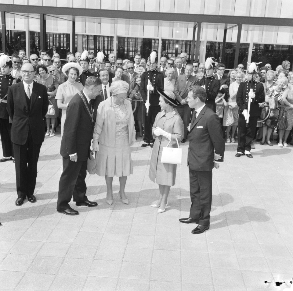 Burgemeester Van Hall van Amsterdam, koningin Juliana, prinses Margaret en Lord , Bestanddeelnr 917-7722