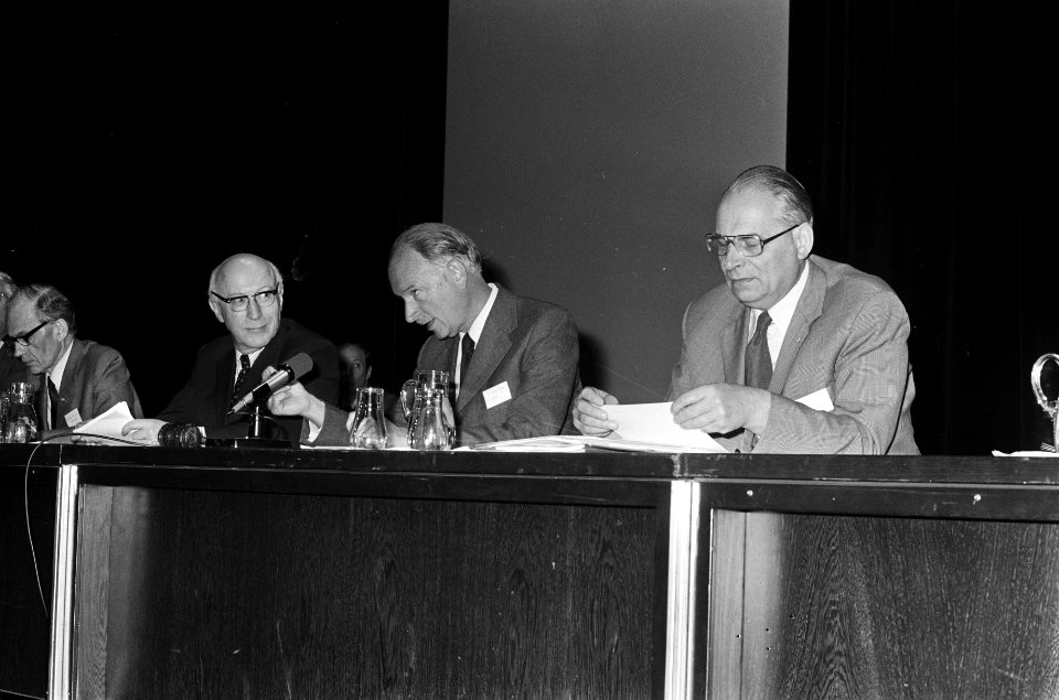 Burgemeester van Amsterdam Samkalden (links) en naast hem de voorzitter van de V, Bestanddeelnr 927-9693