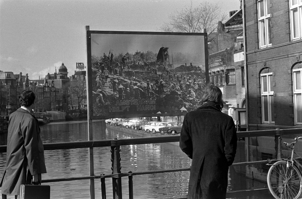 Brugborden voor aktie Amsterdam helpt Hanoi, Bestanddeelnr 926-2756