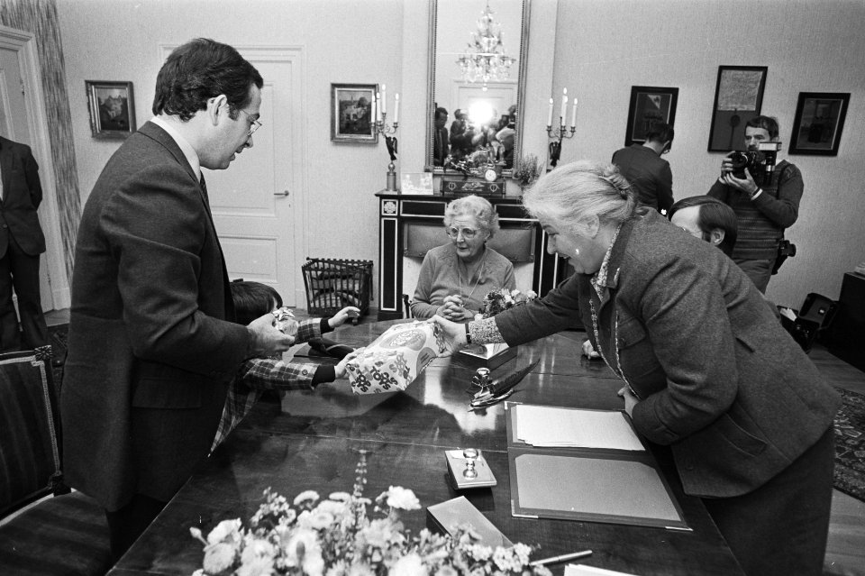 Burgemeester Vos-van Gortel overhandigt Jorge Guillermo een geschenk, Bestanddeelnr 931-7378