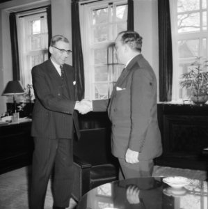 Burgemeester Van Hall ontvangt Brazilliaans Pascaal Carlos Magno, Bestanddeelnr 911-1234