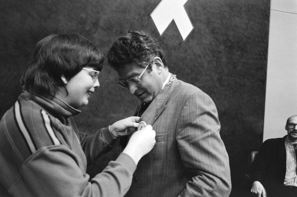 Burgemeester Van Thijn krijgt een button opgespeld, Bestanddeelnr 934-3991