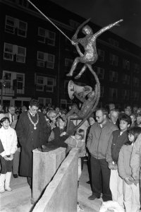 Burgemeester Van Thijn onthult in de Amsterdamse Gaaspstraat het monument dat d…, Bestanddeelnr 933-8038