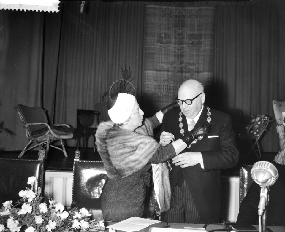 Burgemeester C M A Koot van Uithoorn viert zijn 25-jarig ambtsjubileum, namen, Bestanddeelnr 911-0340